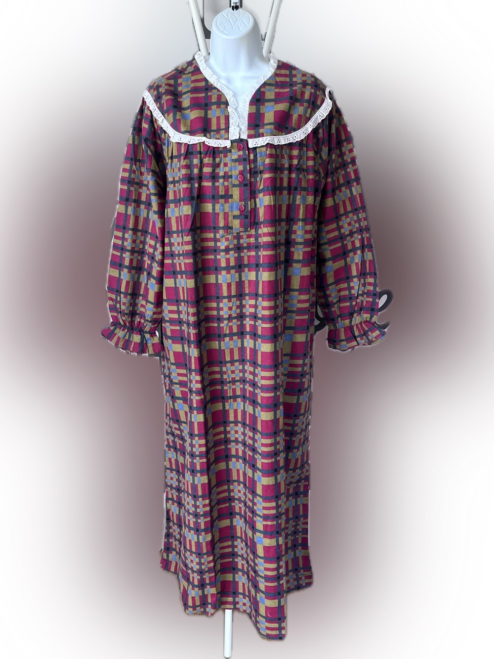 Vintage Cotton Flannel Nightgown with Lace trim and Elastic Cuffs Size Large